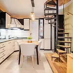 Cozy 1894 Heritage Maisonette - 1gbps - Jk 7towers *